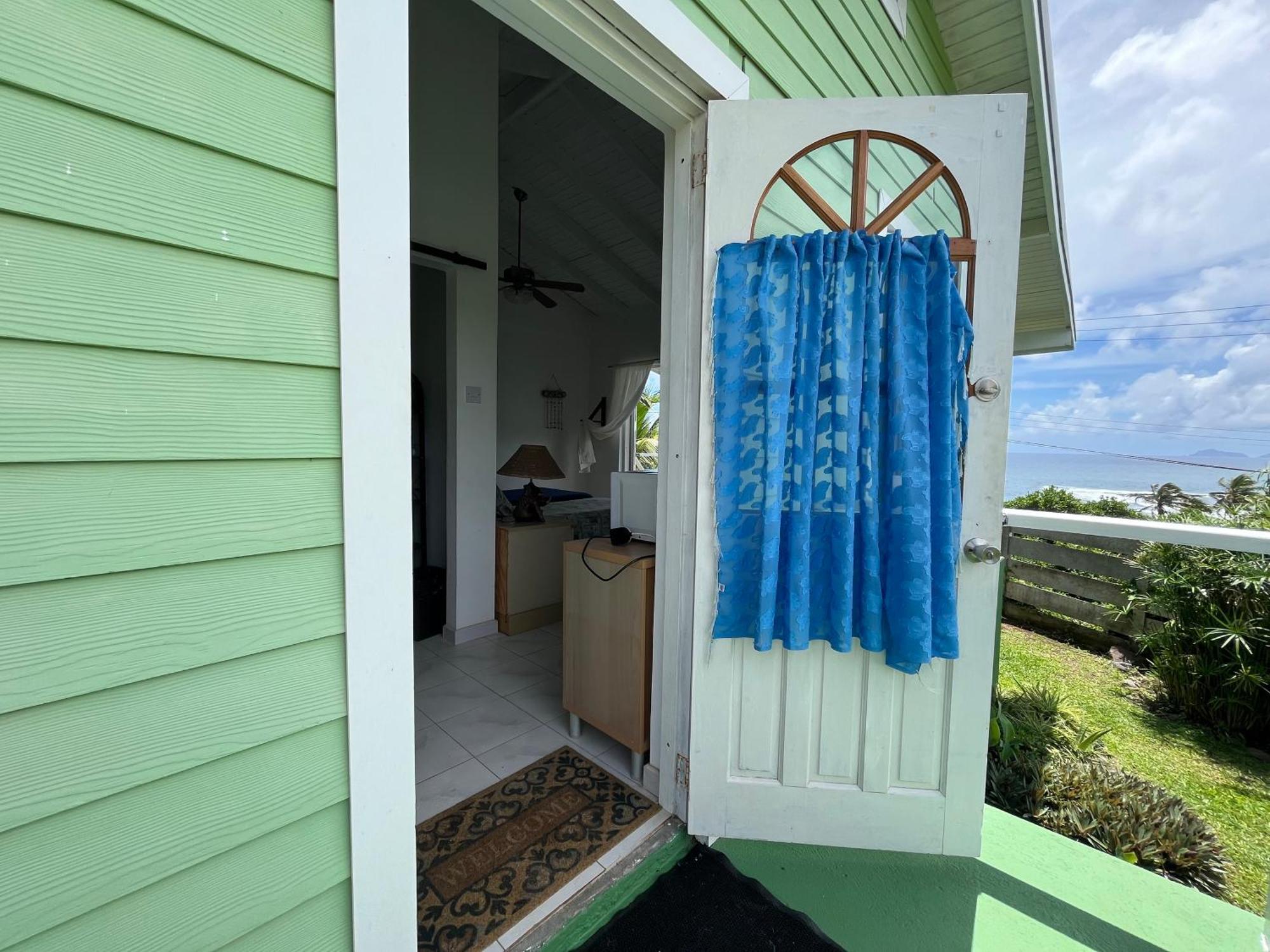 Waves Villa Guesthouse Kingstown Exterior photo