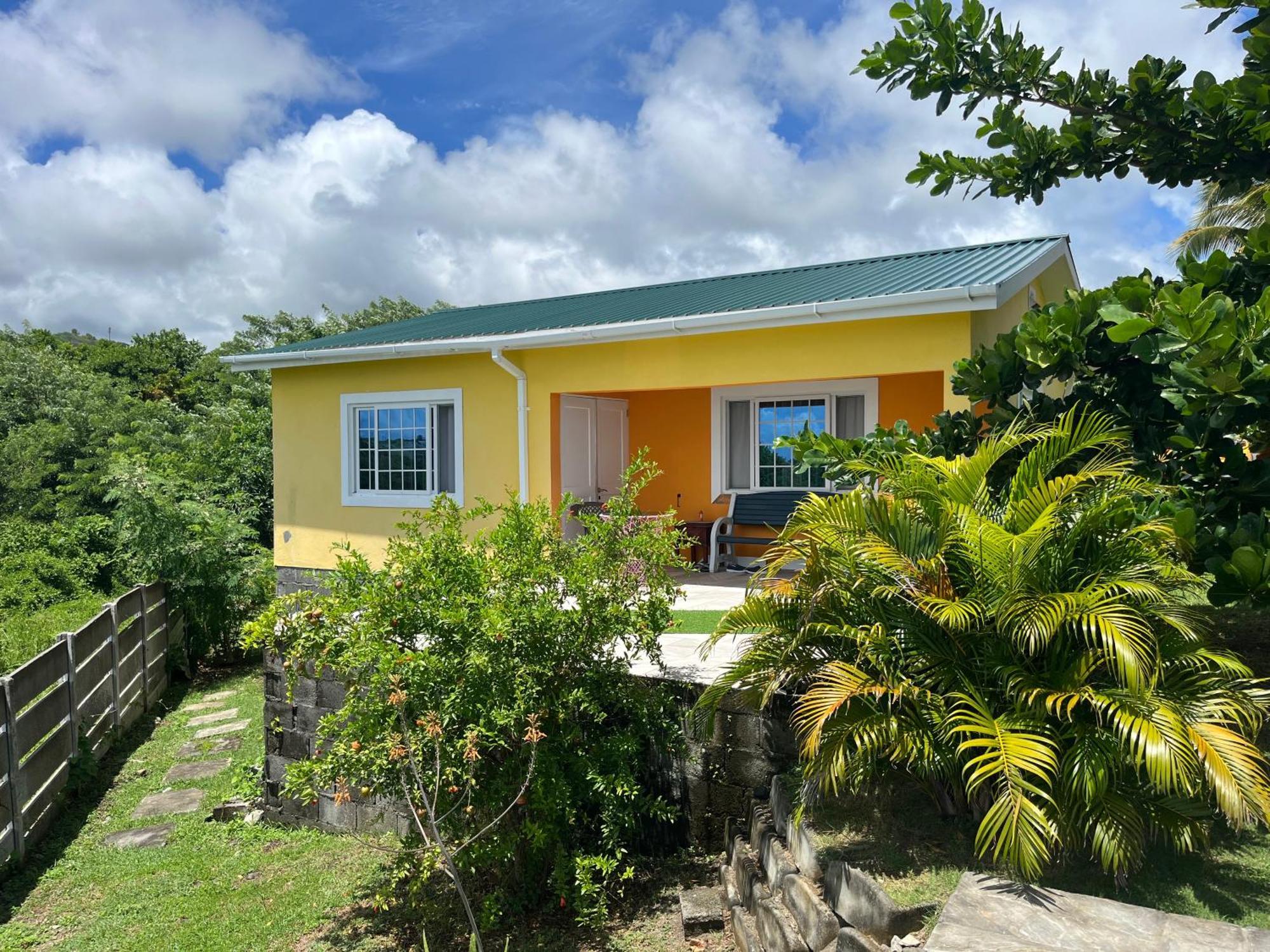 Waves Villa Guesthouse Kingstown Exterior photo