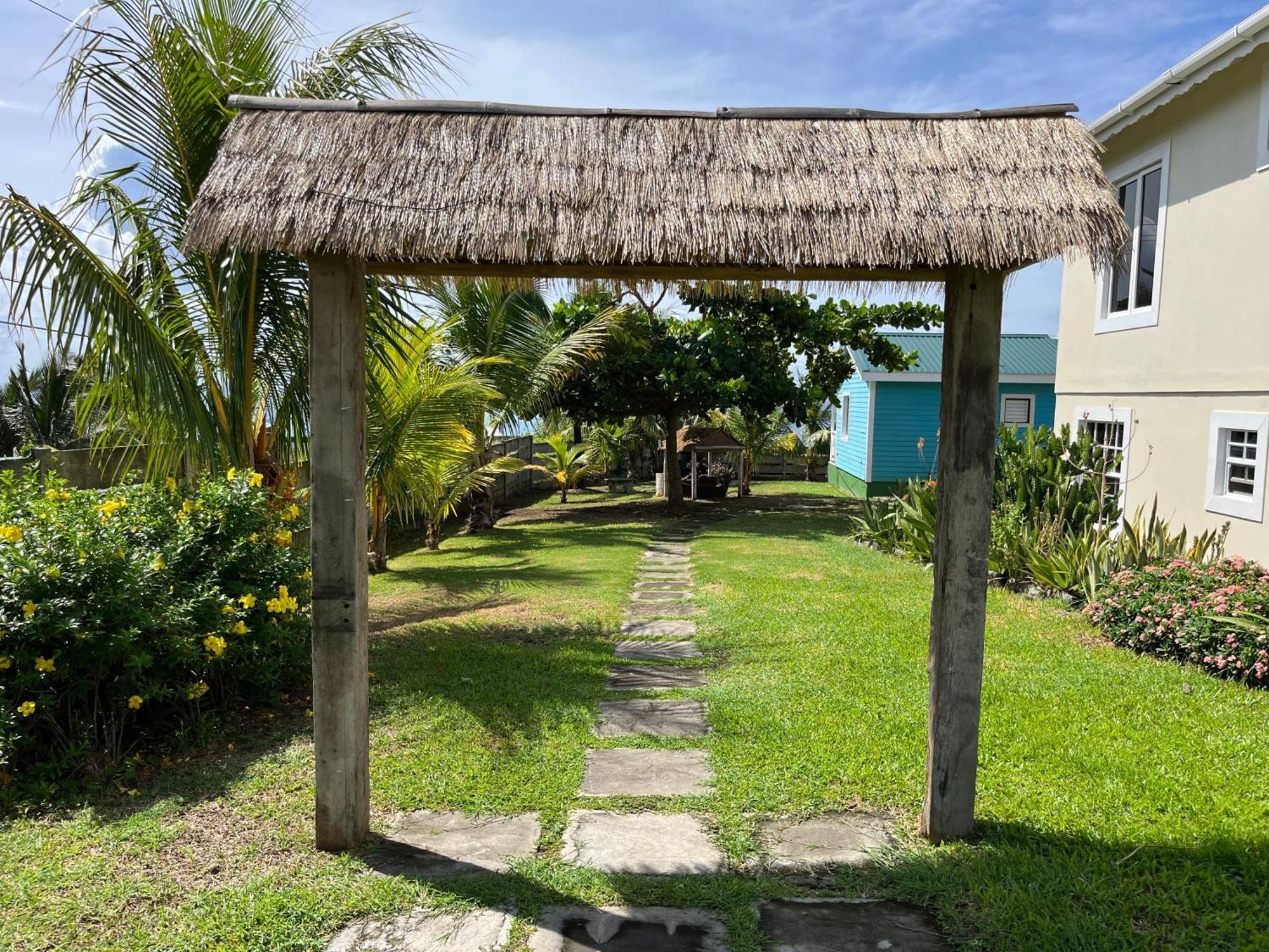 Waves Villa Guesthouse Kingstown Exterior photo