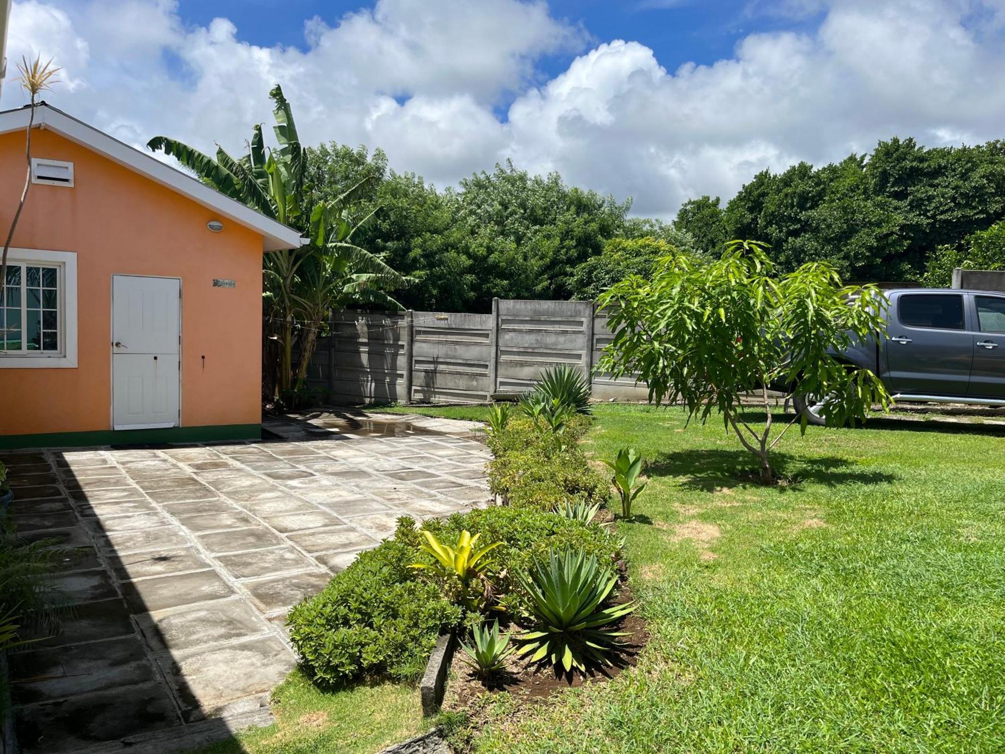 Waves Villa Guesthouse Kingstown Exterior photo